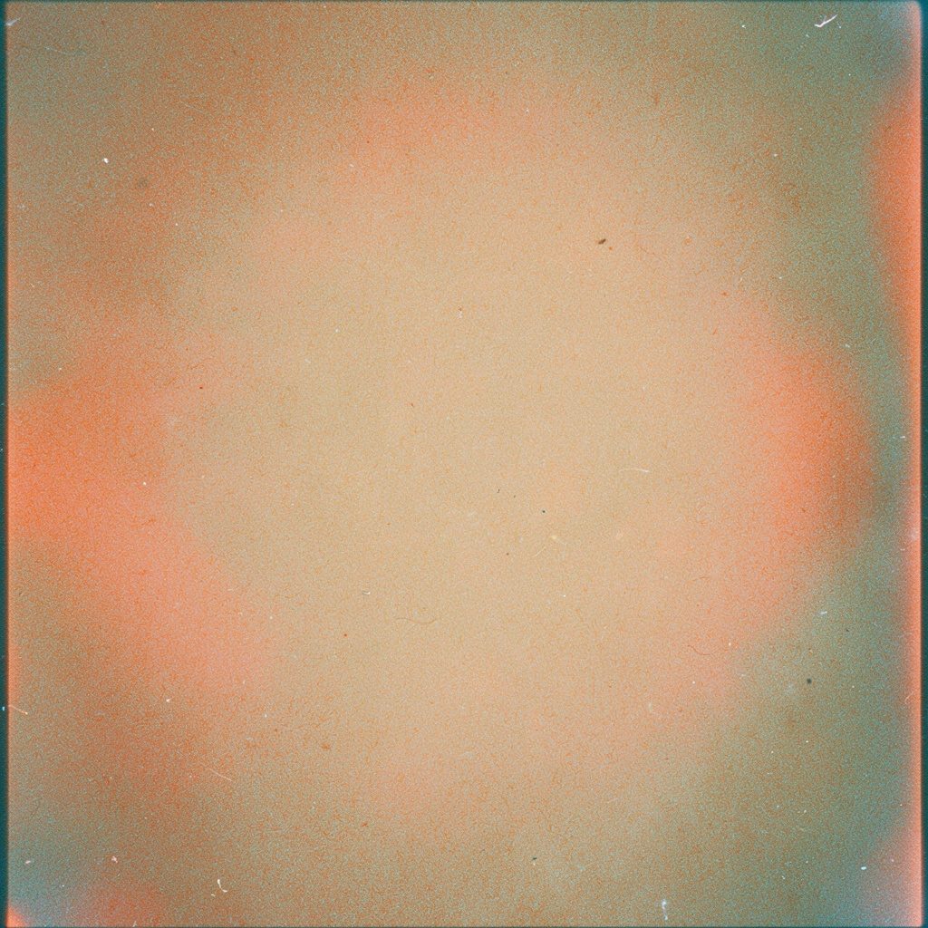 Fotografia analogica granulosa di una scrivania con vecchi giornali e annunci stampati, illuminazione calda arancione e ombre scure