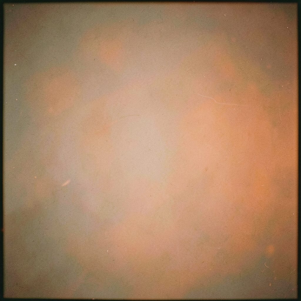 Fotografia analogica granulosa di una pista da ballo semibuia illuminata da luci arancioni calde, atmosfera festosa e sfocata, colori dominanti nero e arancione