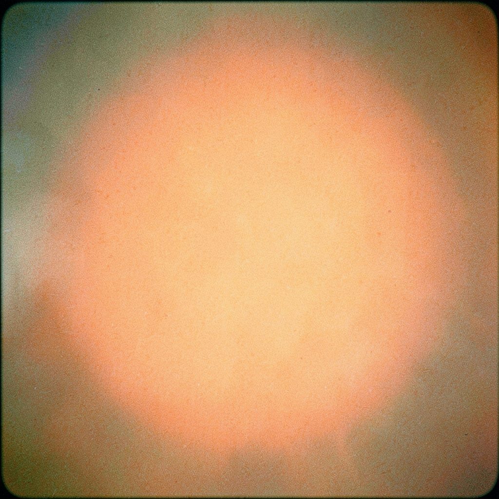 Fotografia analogica granulosa in bianco e nero di un vecchio giornale piegato su un tavolo di legno