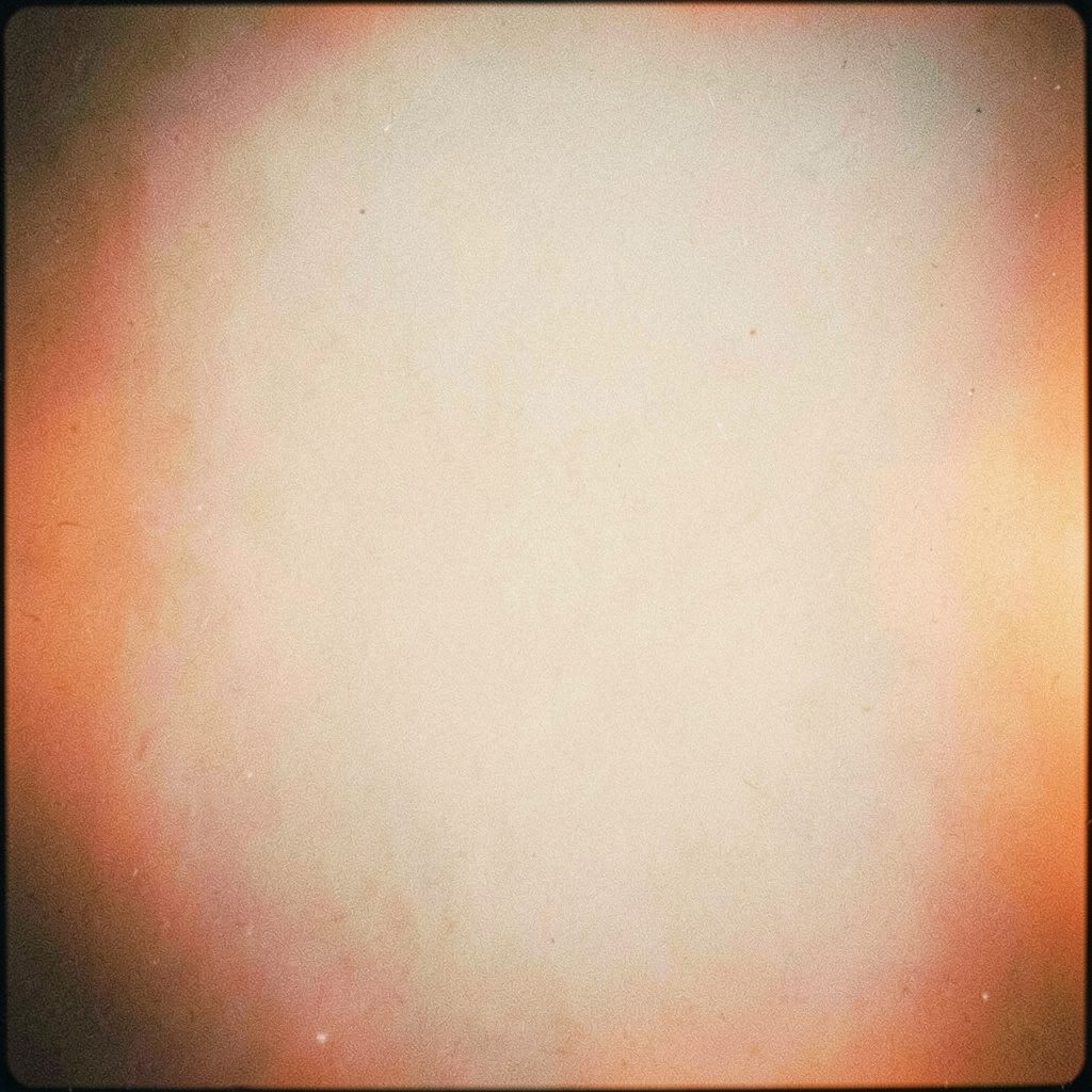 Fotografia analogica granulosa di persone stilizzate che festeggiano attorno a un tavolo con luci soffuse, tonalità calde arancioni e marroni, atmosfera conviviale