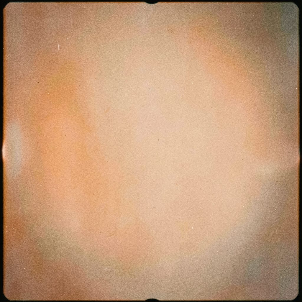 Fotografia analogica granulosa di una tazza di caffè su una scrivania disordinata con luce arancione calda